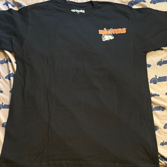 Hooters Black Tee NWOT - Picture 2 of 4